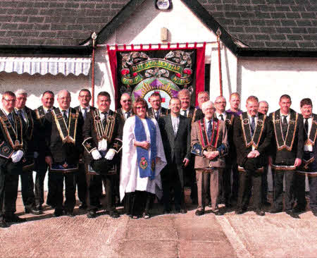 0fficers and Members of Batt's Golden Star standing in front of the new Banner. Included are Mrs Maureen Bennett and Rev Clarke Deering and Sir Knight Peter Donaldson