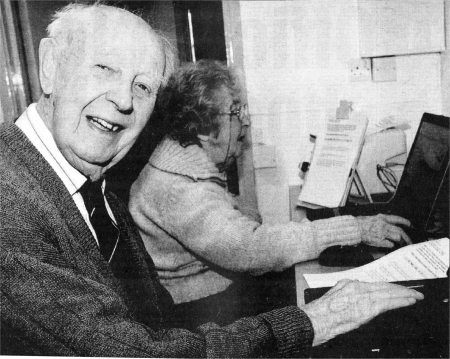 100-year-old Donald Sloan at the computer course in the Holy Trinity Nursery, Longstone Street. US4107-501C0