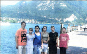 Thomas Espie, Nicola Crothers, Rebecca Crothers, Ellen McCalmont, Jamie Hawthorne and Dylan Fleming beside Lake Annecy