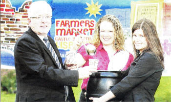 Councillor Allan Ewart, Chairman of the Economic Development Committee prepares for the Castle Gardens Farmers Market with Sharon and Kathy McMaster of Soupernatural.