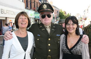 Hannah Wallace and her daughter Amanda pictured with Eddie Lynn (War Years Remembered) who took on the role of Major in the 82nd Airborne.