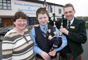 Cullybackey piper Ross Hume pictured with his mother Valerie and Drew Bingham (RSPBA Steward).