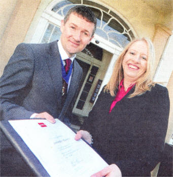 Jennifer Hanley from Lisburn (centre) who came Joint 1st in Ireland (10th in the World) for International Corporate Reporting and Keith McManus President, ACCA Ulster Branch.