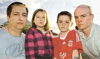 Jessica Rea and Jack Walsh, pupils at Fort Hill Primary School, with fathers Gordon Rea and Martin Walsh. US1409-536cd