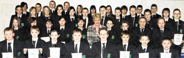 Anne Walker, Chief Executive of Action MS, and Fort Hill College teacher Diane Steel with pupils from the school who raised more than £100 each for the charity by taking part in a sponsored walk. US0109-514cd 