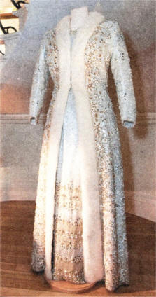 This State Evening Coat is among the most dazzling of the items on display, and was worn by the Queen for the State Opening of Parliament in December 1982. The coat was also worn for a Malaysian State Banquet in 1974. US3009-543cd