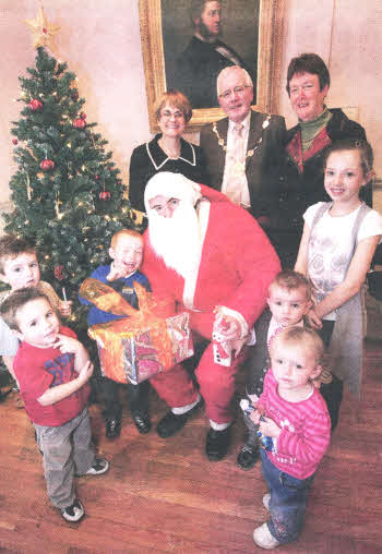 Minister for Social Development, Margaret Ritchie and Councillor Alan Ewart, Mayor of Lisburn, joined Santa and Chair of Clanmil Housing, Joan Baird to wish children from Clanmil's Causeway Meadows scheme a merry Christmas at a party to celebrate the scheme's recent success at the UK Hosuing Awards.