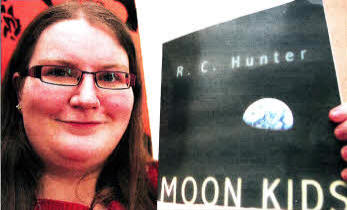 Rachel Hunter with her book Moon Kids. US0710-139A0
