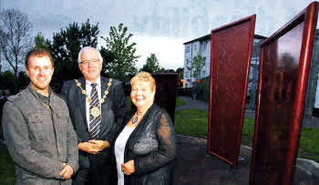 Kevin Killen, arlist, Mayor Allan Ewart and Ann Watson, chair of Knockmore Community Association, at this week's unveiling of new steel artwork in Knockmore. US1810-519cd
	