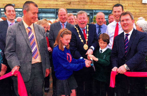 Environment minister Edwin Poots, Lagan Valley MP Jeffrey Donaldson and Lisburn Mayor Paul Porter are helped by Matthew McMahon from St Aloysius Primary and Sarah Cherry from Killowen Primary at the official opening of the new Dobbies Garden World in Lisburn.Photo by Aaron McCracken/Harrisons