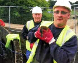 Rescuers Nicky Hill and Frank Quinn with the lucky duckling