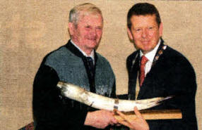 Cecil McMullan (Hillsborough) is presented with the trophy for the best bottle of Dry Mead by INIB President Bill Turnbull.