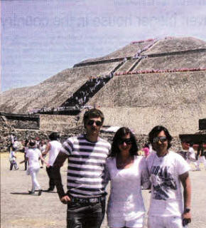 Kayleigh with friends at the Piramide del Sol.