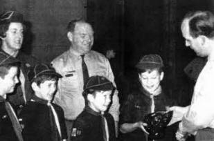 Jim Hilland, District Commissioner, presenting 1st Derriaghy Cubs with the Expandite Shield in October 1971.