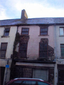 14 Bridge Street (before). A property constructed of stone rubble with render and its original box sash windows.