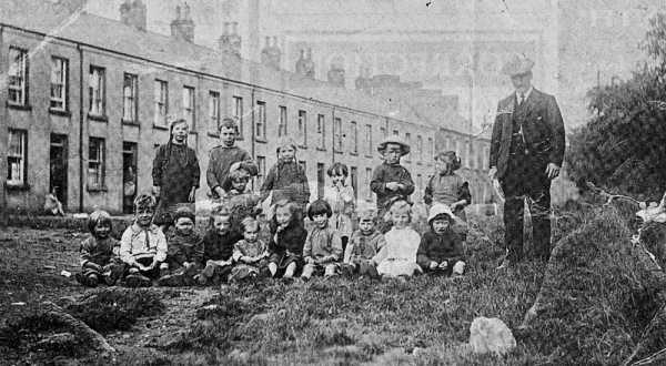 The group of children and the Scottish visitor at Sinclairs Row more than 70 years ago. S46/400