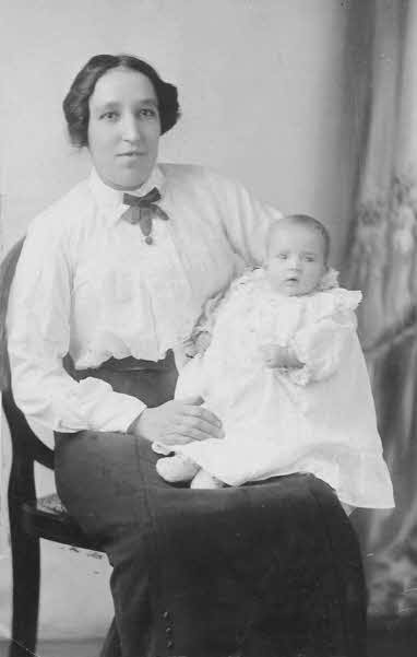 Isabella Woods – Mrs Lyons with her daughter, Pearl Lyons c.1900