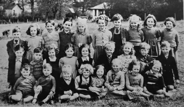 Year 1950 approx: L to R: (back row) Jackie Clarke, Margaret/Muriel McIlroy, Roy/Raymond Purvis, Gordon Coates/Gordon, Agnes Gill, Maureen/Maud Rolston, Cyril Henderson, Shirley Dugan, Betty Gibson and Jean Miller. (middle row): Billy Shanks, missing name, Hilary Bennett?, Nice/Pauline Filers, Doreen Crowe, George Bratty, Marian McCully, S. David Waring and Kenneth Ferguson. (front row) Eric Miller, Ronnie Todd, Ernest Gill, Joan Gill, Maureen Punis, Isa Moore, missing name and Dorothy Alexander.
