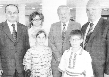 Reverend Eugen Groza and Director of the Deborah Centre, Lisburn Mayor Trevor Lunn, Reverend Stanley Barnes with Romanian children in traditional dress, Serina Branduse and Paul Rusovan, at Lisburn's Civic Centre. US32115A0