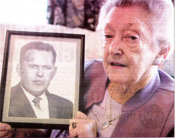 Sheila Crawford holds a picture of her late husband Maynard, a sergeant in the UDR who was murdered by the IRA in 1972. US3607-533C0