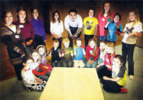 Richard Nelson Prima Gusto Hillsborough pictured with children from Downshire Primary School making Hand Paintings on Canvas to be hung at Prima Gusto as part of a campaign to bring the Hillsborough community closer together. US0809-103A0 Picture By: Aidan O'Reilly