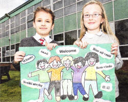 Fort Hill Primary School pupils Michael Orr and Becky McCreanor hold up a sign to mark the school's new integrated status. US1209-512cd